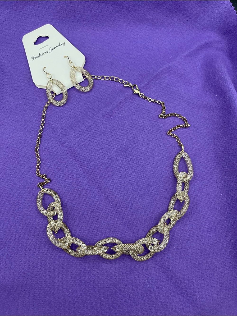 NWT Pretty Mesh Gold- tone Necklace and Earrings 18” with 3” extender - Picture 4 of 9